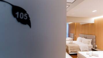 Quarto quádruplo standard, várias camas | Frigobar, cofres nos quartos, cortinas blackout, Wi-Fi de cortesia