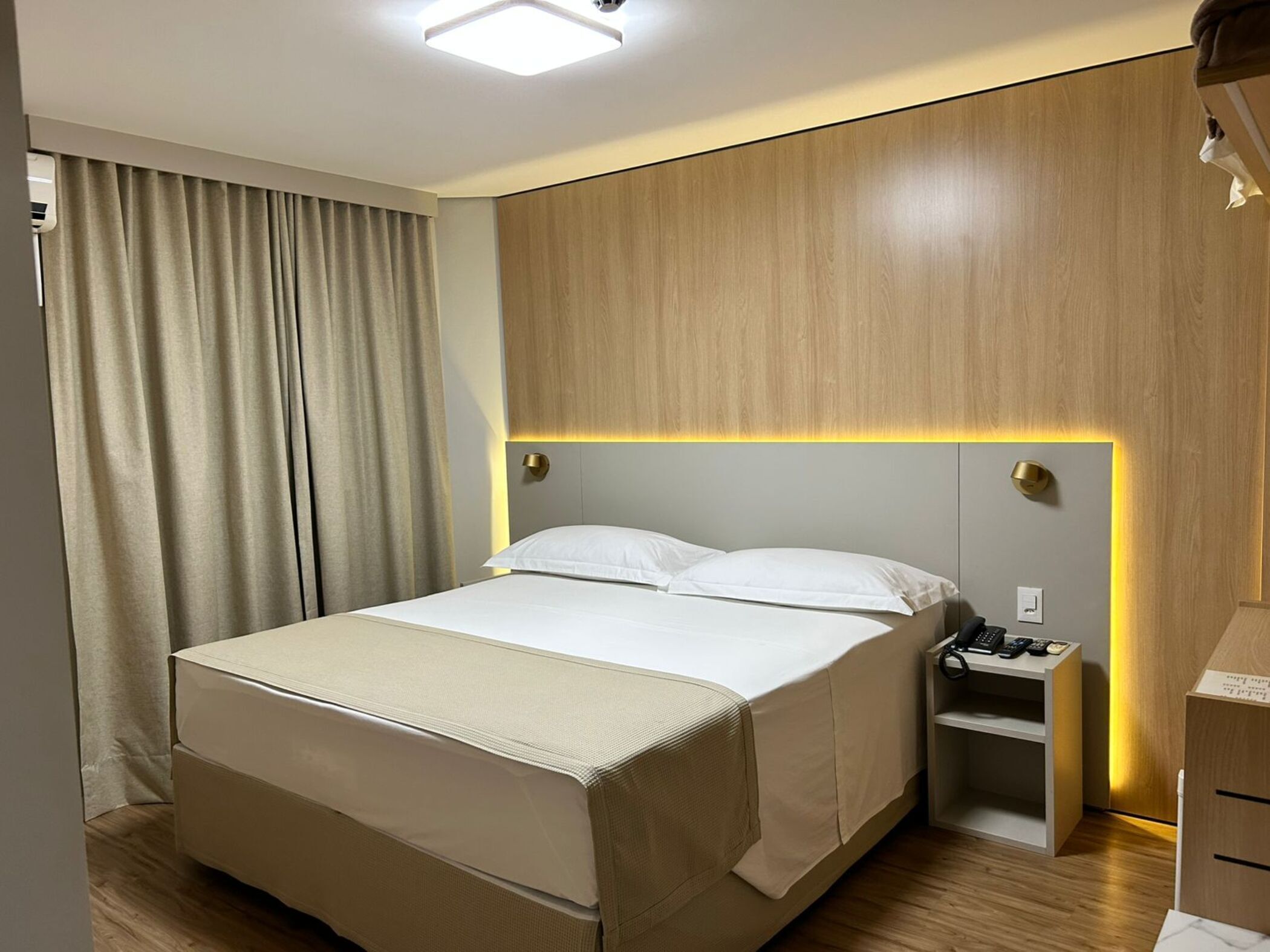 Minibar, coffres-forts dans les chambres, rideaux occultants