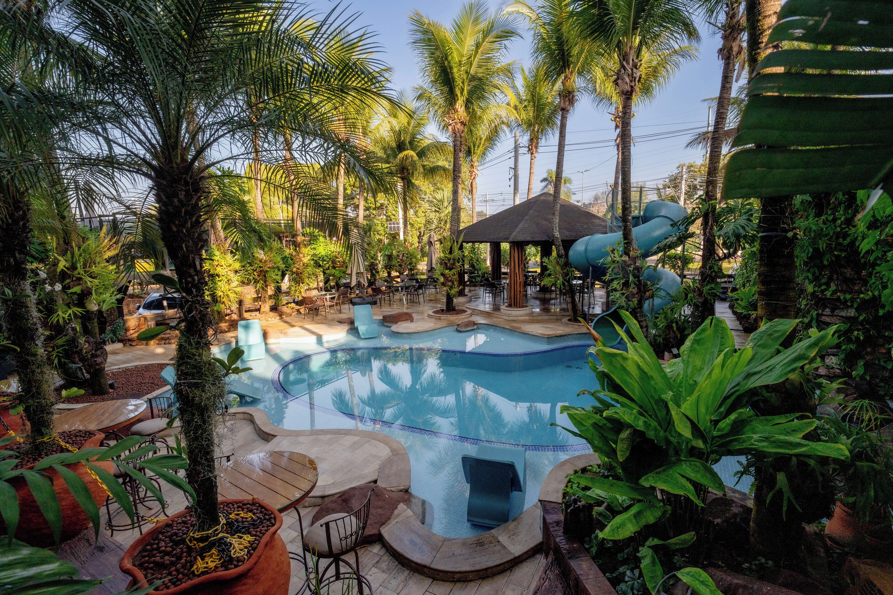 Una piscina al aire libre