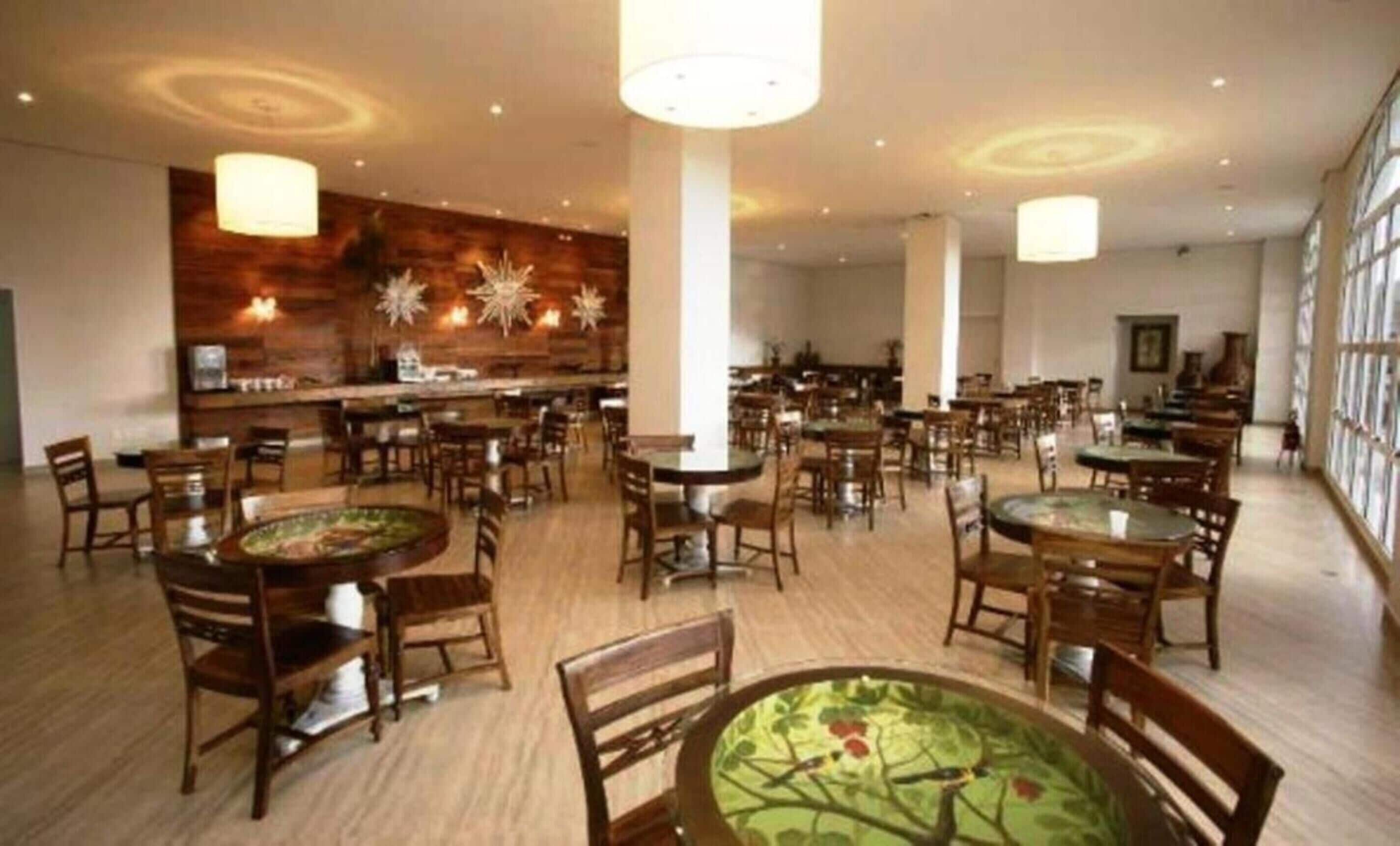 Breakfast and dinner served