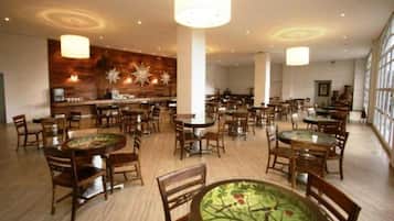 Petit déjeuner et dßner servis sur place