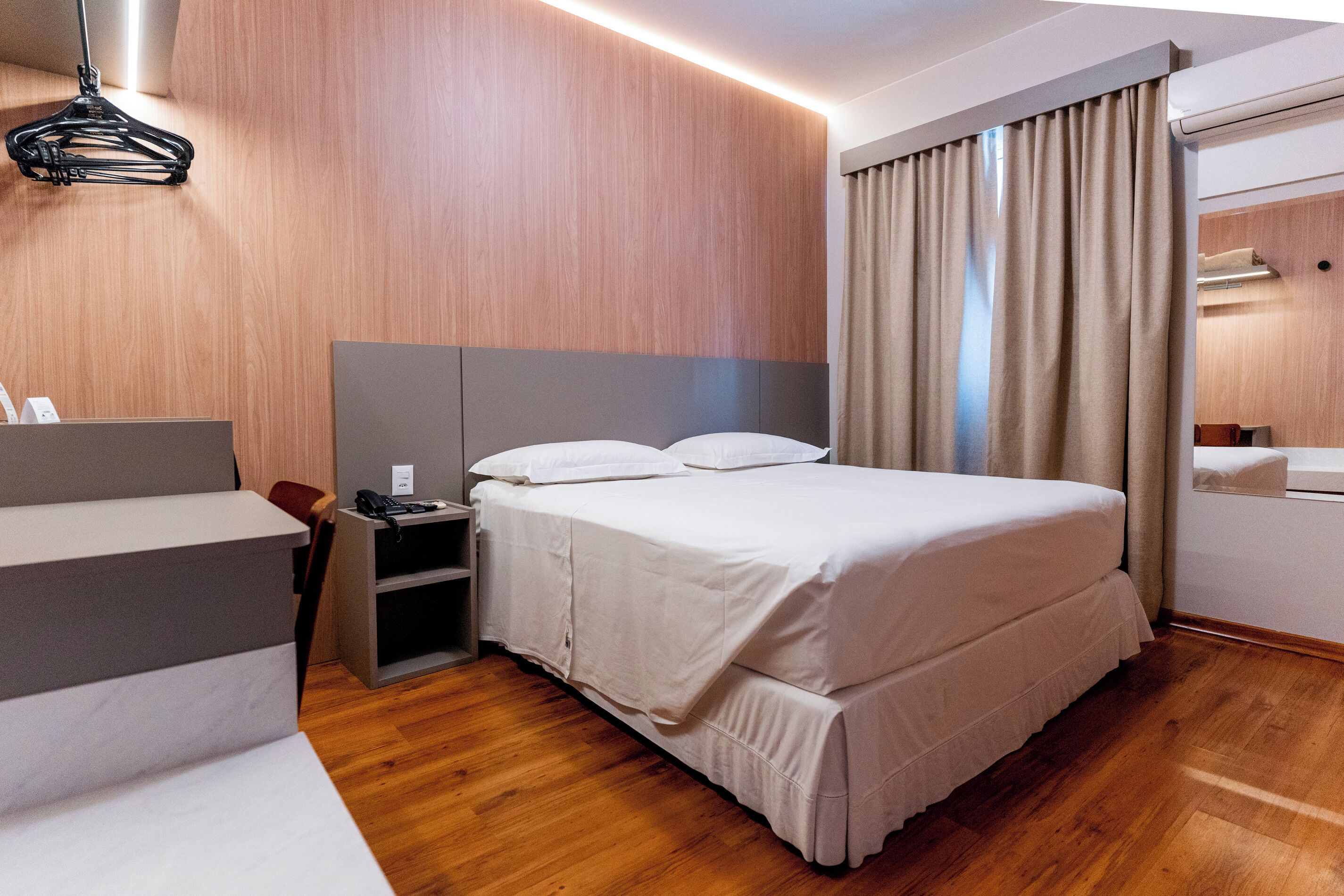 Standaard tweepersoonskamer, 1 kingsize bed | Een minibar, een kluis op de kamer, verduisterende gordijnen