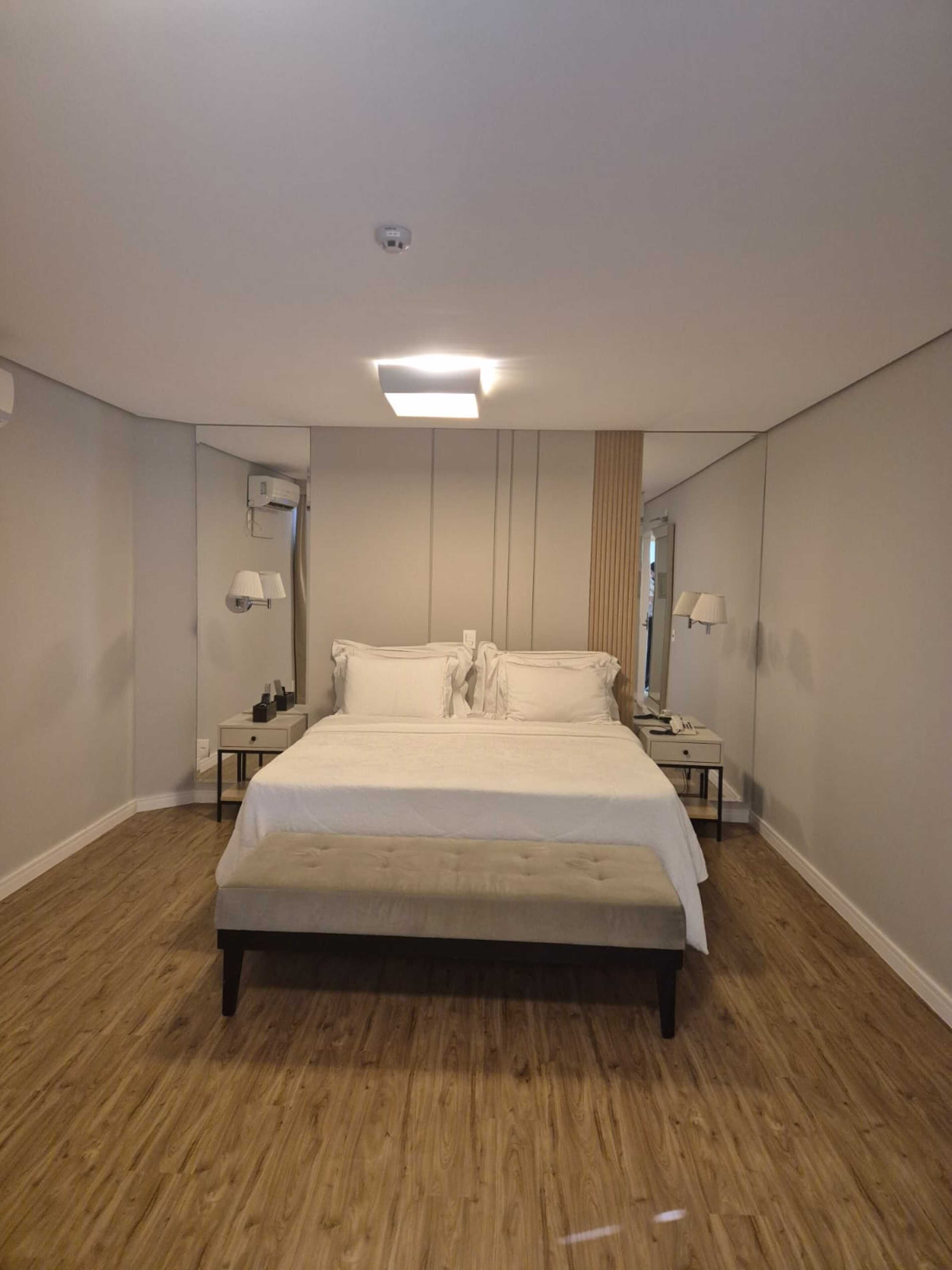 Presidentiële kamer | Een minibar, een kluis op de kamer, verduisterende gordijnen