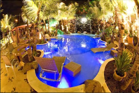 Una piscina al aire libre