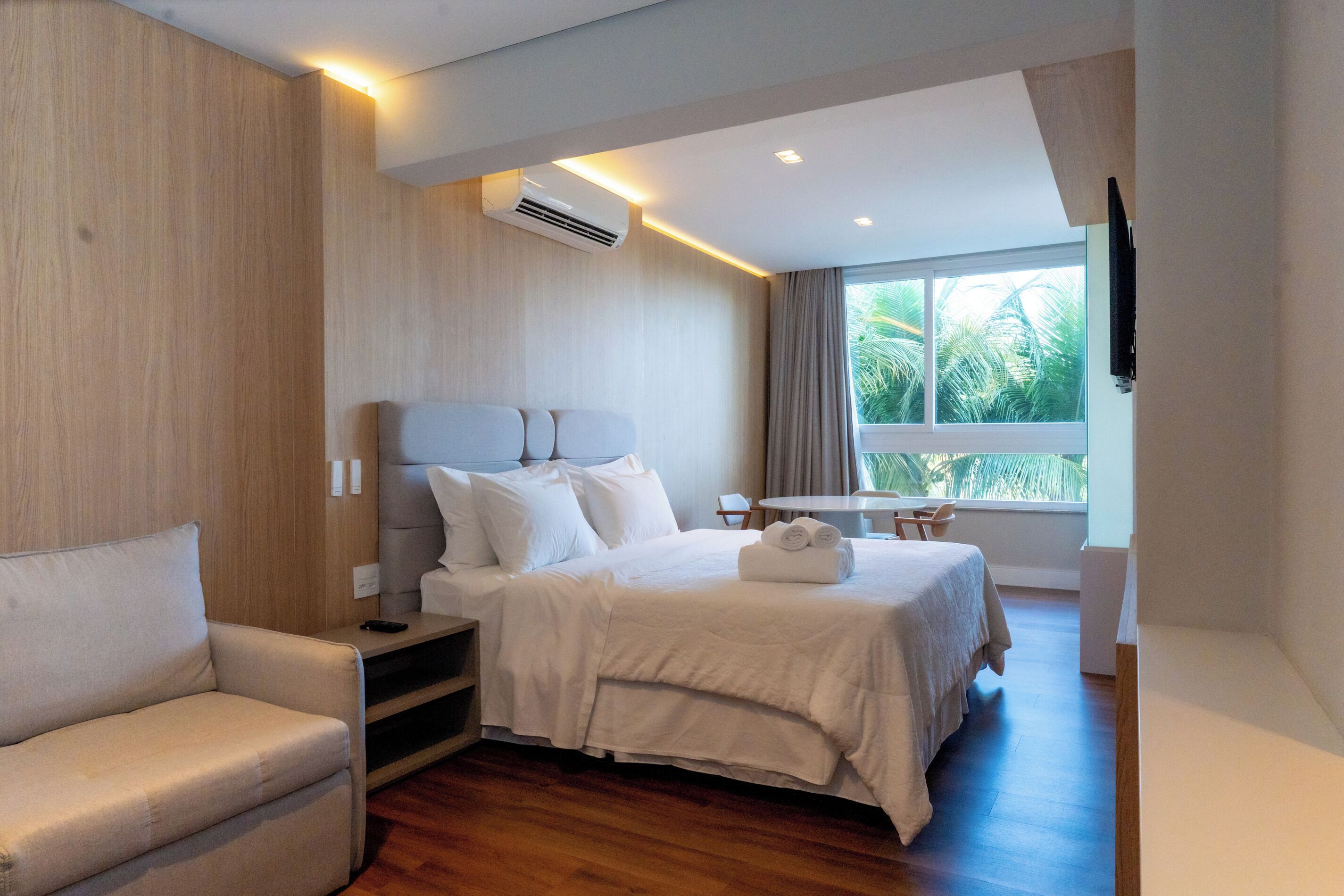 Deluxe Room | Minibar, in-room safe, blackout drapes, free WiFi