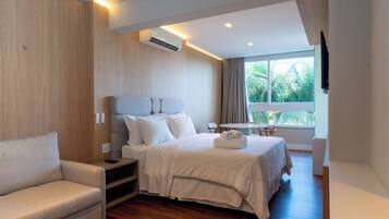 Deluxe Room | Minibar, in-room safe, blackout drapes, free WiFi