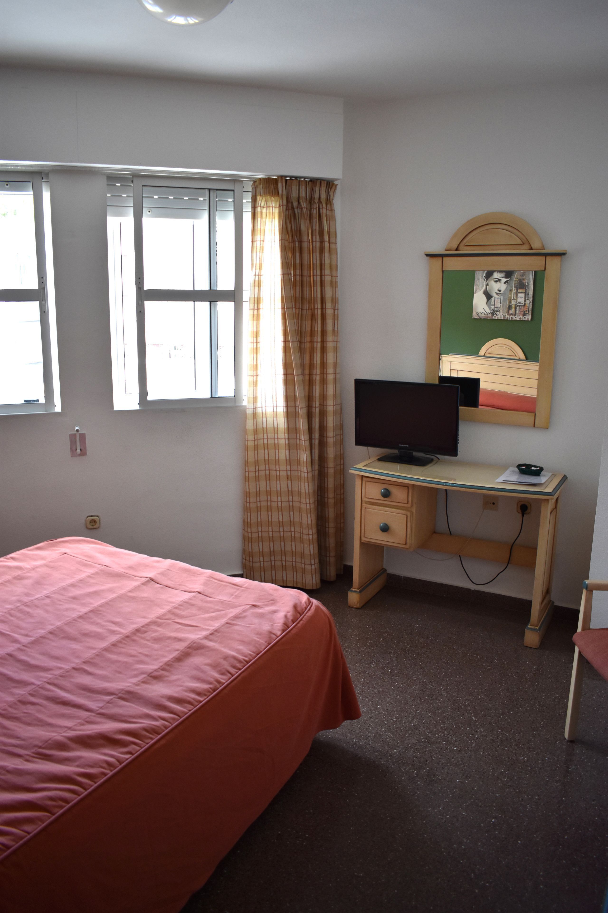 Een kluis op de kamer, een bureau, gratis wifi, beddengoed