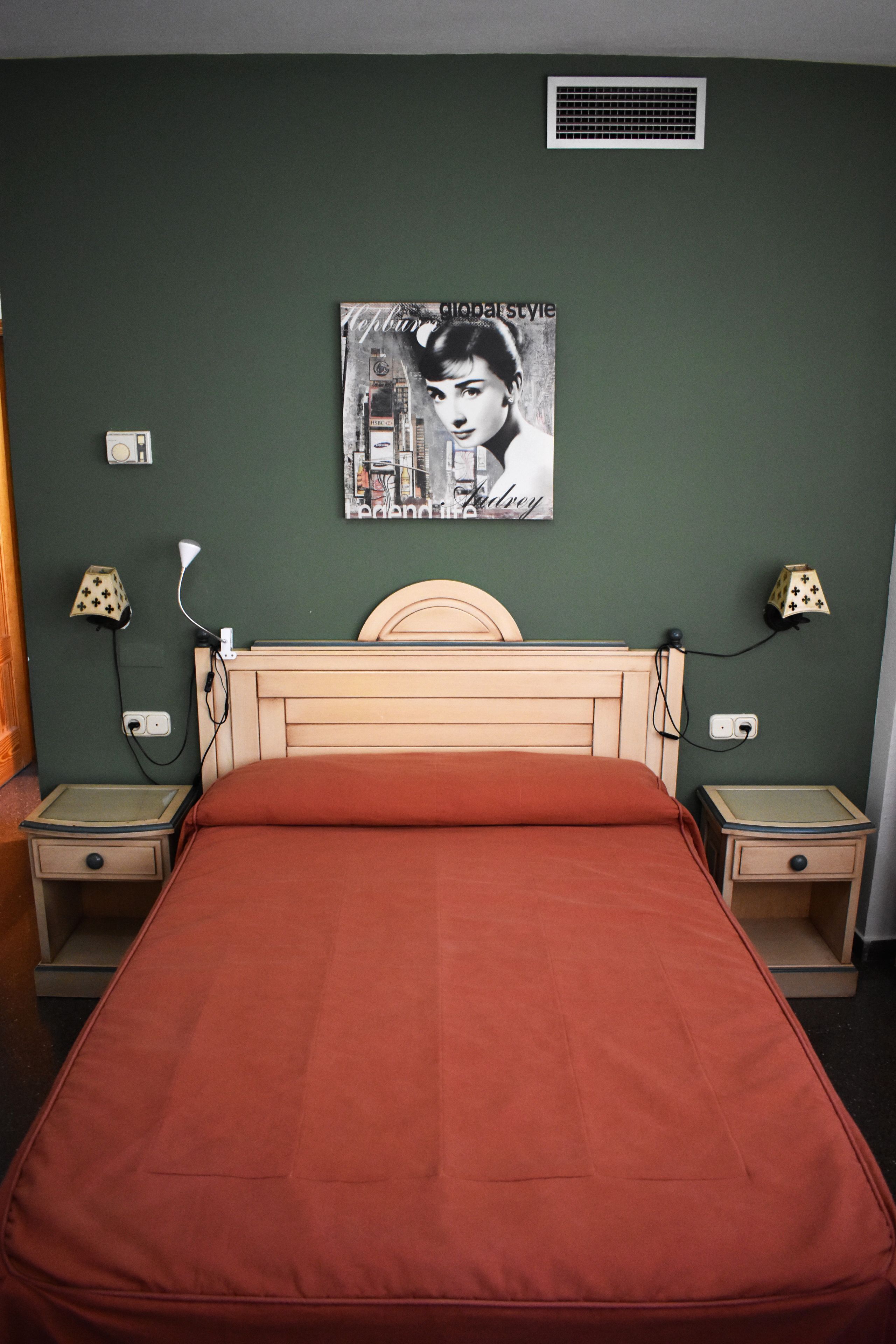 Een kluis op de kamer, een bureau, gratis wifi, beddengoed