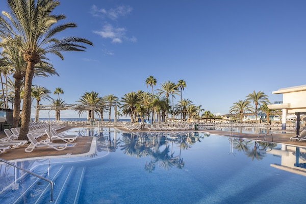 3 kolam renang terbuka, payung kolam, kerusi lepak pantai