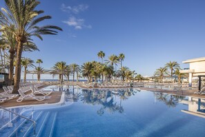 3 piscines extérieures, parasols de plage, chaises longues