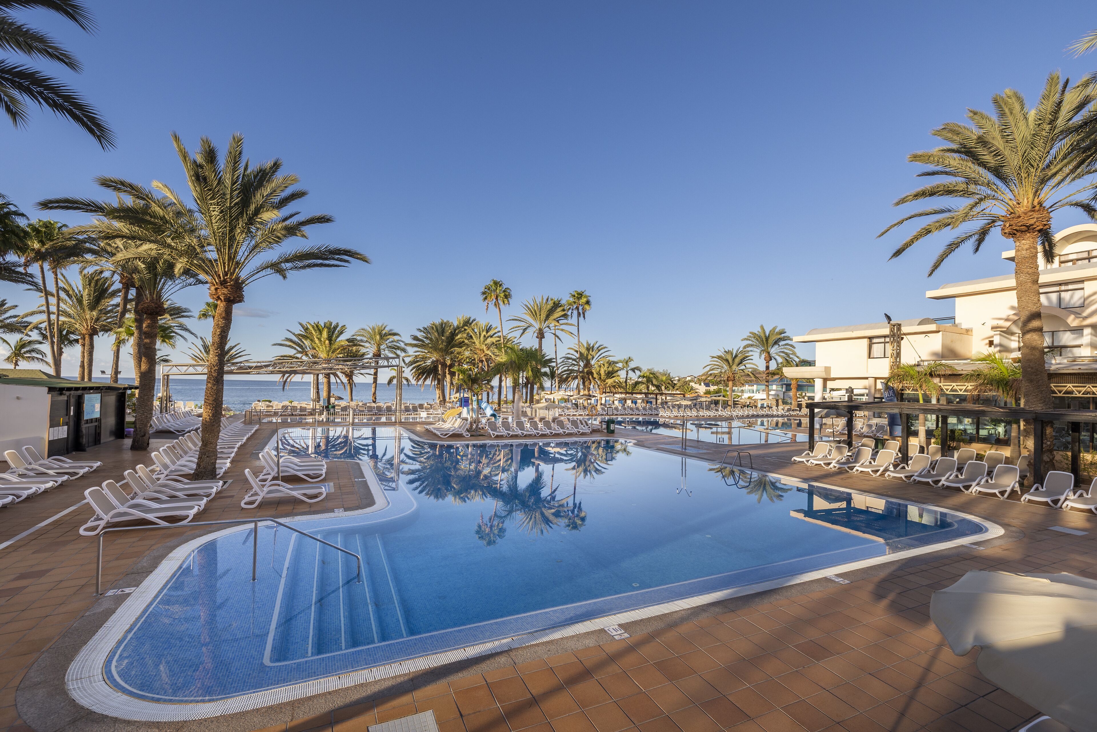 3 buitenzwembaden, parasols voor strand/zwembad