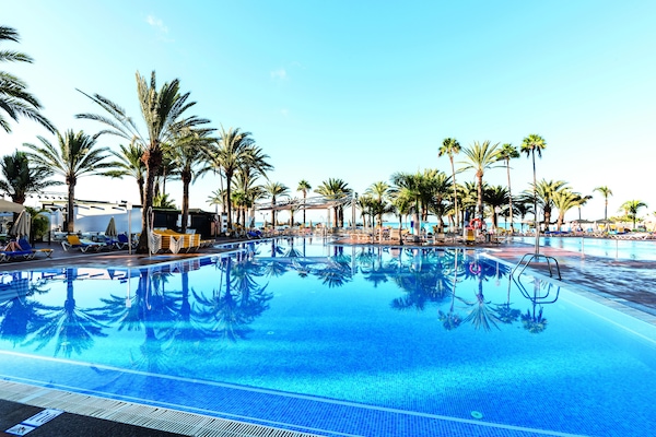 3 piscinas al aire libre, sombrillas, sillones reclinables de piscina