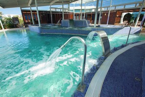 Sauna, Whirlpool, Dampfbad, Hydrotherapie, klassische Massagen