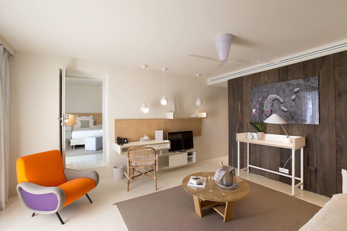 Suite Executive, 2 camere da letto, fronte mare | Soggiorno | TV a schermo piatto, caminetto, lettore DVD