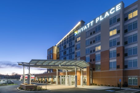 Fachada de la propiedad por la tarde o noche