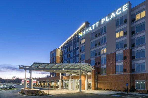 Fachada de la propiedad por la tarde o noche