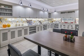 Tägliches inbegriffenes Frühstück zum Mitnehmen