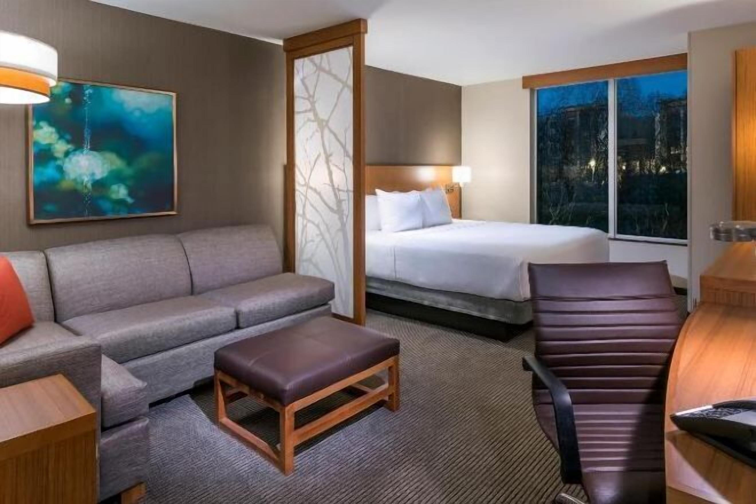 Bureau, fer et planche à repasser, lit de bébé (gratuit)