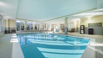 Inomhuspool och solstolar