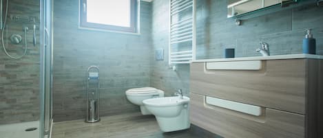 Appartement Supérieur, 2 chambres, terrasse | Salle de bain | Douche, articles de toilette gratuits, sèche-cheveux, peignoirs