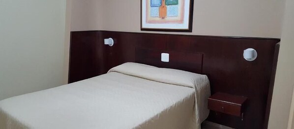 Een minibar, verduisterende gordijnen, gratis wifi, beddengoed