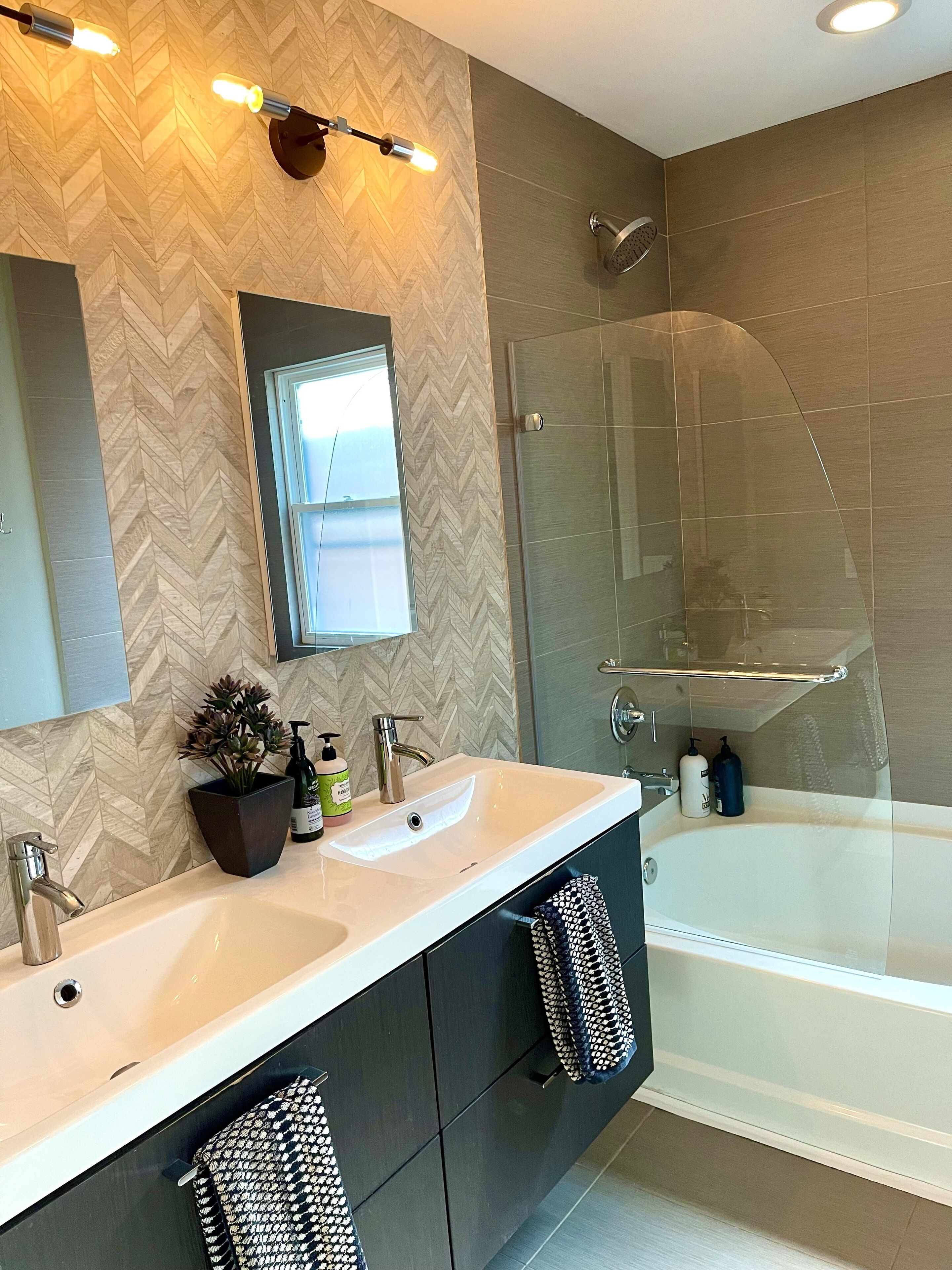 Ensemble douche/baignoire, sèche-cheveux, serviettes fournies, savon