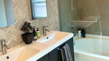 Ensemble douche/baignoire, sèche-cheveux, serviettes fournies, savon