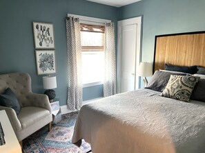 3 bedrooms, desk, iron/ironing board, travel crib