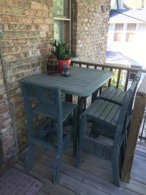 Outdoor dining - Large, sunny 3 bedroom apartment two blocks from down town Oak Park.  (Oak Park)