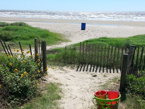 Ubicación a pie de playa, tumbonas y toallas de playa