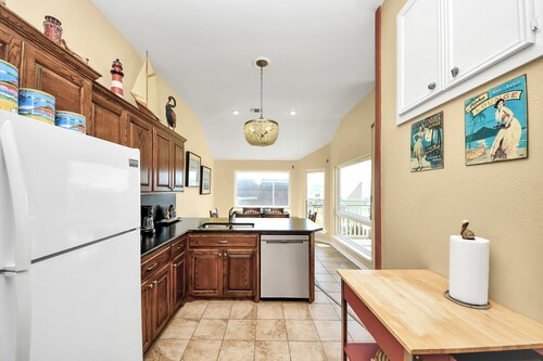 OCEAN/BEACHVIEW! BEACH 2 min walk; SMART TV; Grill; WIFI; 3 full baths