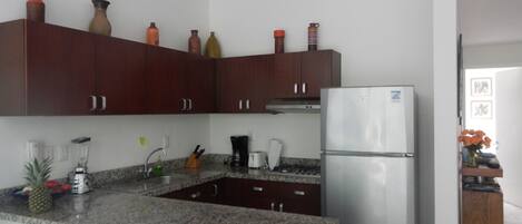 Een koelkast, een microgolfoven, een oven, een kookplaat