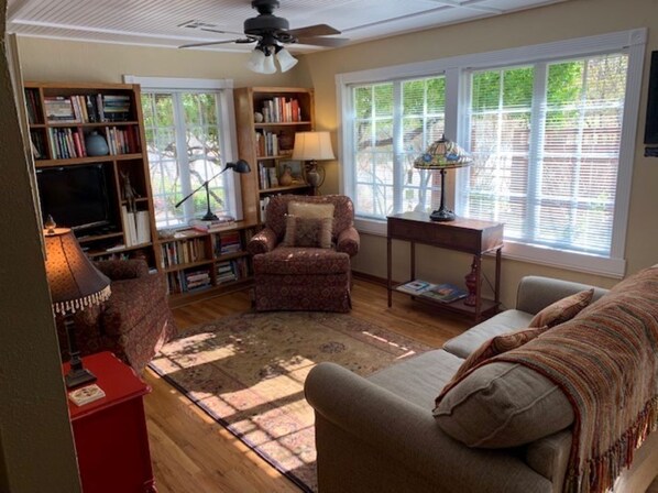 Smart TV, DVD player, books, stereo