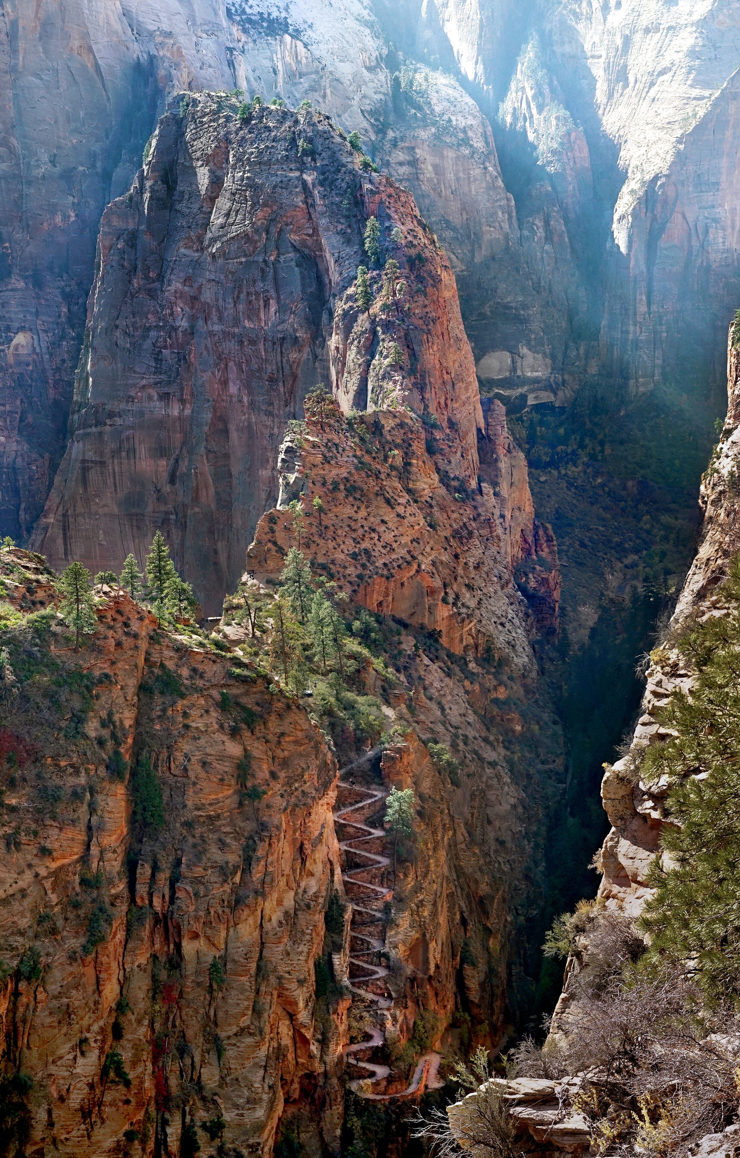 Ein Canyon mit einem schmalen Pfad, der sich durch steile Felswände schlängelt.