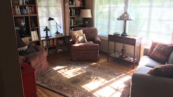 Smart-tv, dvd-afspiller, bøger, stereoanlæg