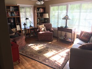 Smart TV, DVD player, books, stereo