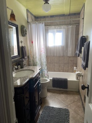 Combined shower/tub, hair dryer, towels, soap - The historic Rose Cottage in Springdale, Utah (Springdale)