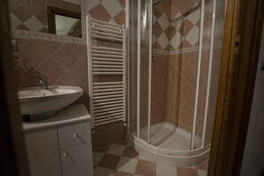 Douche, sèche-cheveux, serviettes fournies, savon