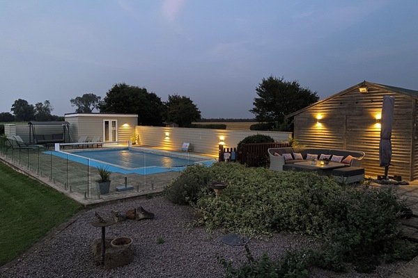 Una piscina al aire libre, una piscina climatizada