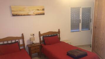 4 slaapkamers, een strijkplank/strijkijzer, reisbedje, gratis wifi