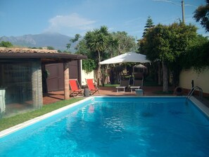 Una piscina al aire libre