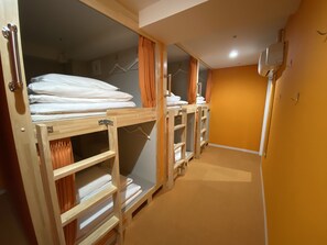 Wide Female Only Dormitory | In-room safe, blackout drapes, free WiFi, bed sheets - Hostel Anchorage (Kobe)