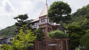 Un edificio japonés tradicional con un techo muy inclinado, una veleta y un letrero que dice "Shenandoah".