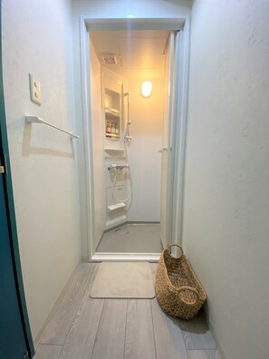 Bathroom shower - Hostel Anchorage (Kobe)