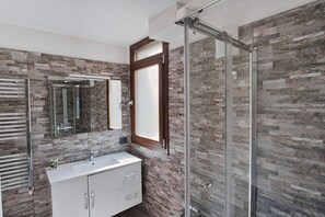 Douche, sèche-cheveux, bidet