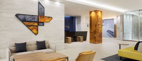 Un interior moderno con un sofá, una mesa de madera y un sofá amarillo.