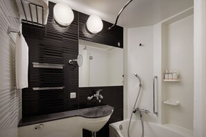 Een bad/douchecombinatie, gratis toiletartikelen, een haardroger