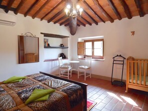 4 多间卧室、办公桌、熨斗/熨衣板、旅行婴儿床