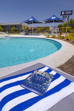 Outdoor pool, pool umbrellas, sun loungers - Hotel Forster (Forster)