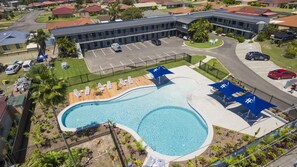 Außenpool, Sonnenschirme, Liegestühle